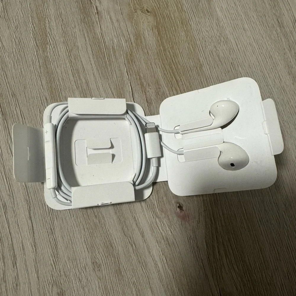 Apple White EarPods with Lightning Connector